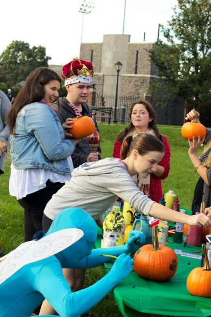 Students paint pumpkins as Fordham kicks off Halloweek. Kellyn Simpkins/The Ram